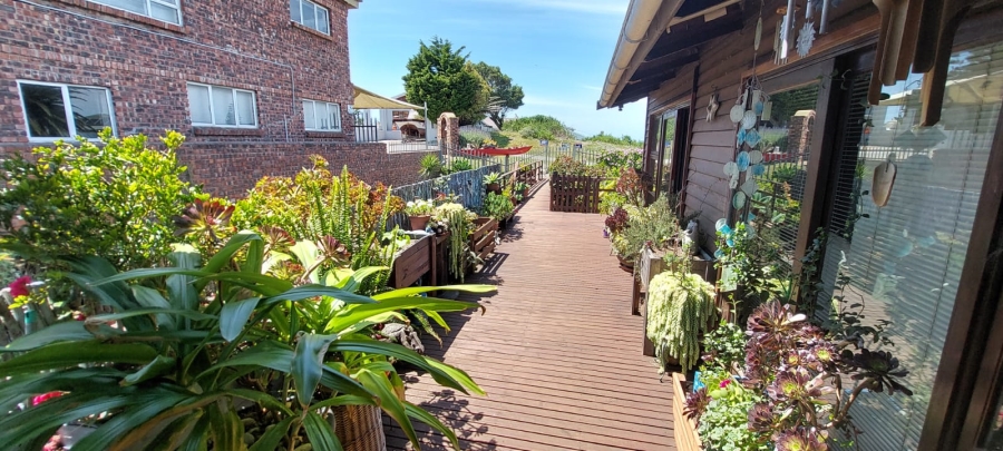 6 Bedroom Property for Sale in Paradise Beach Eastern Cape